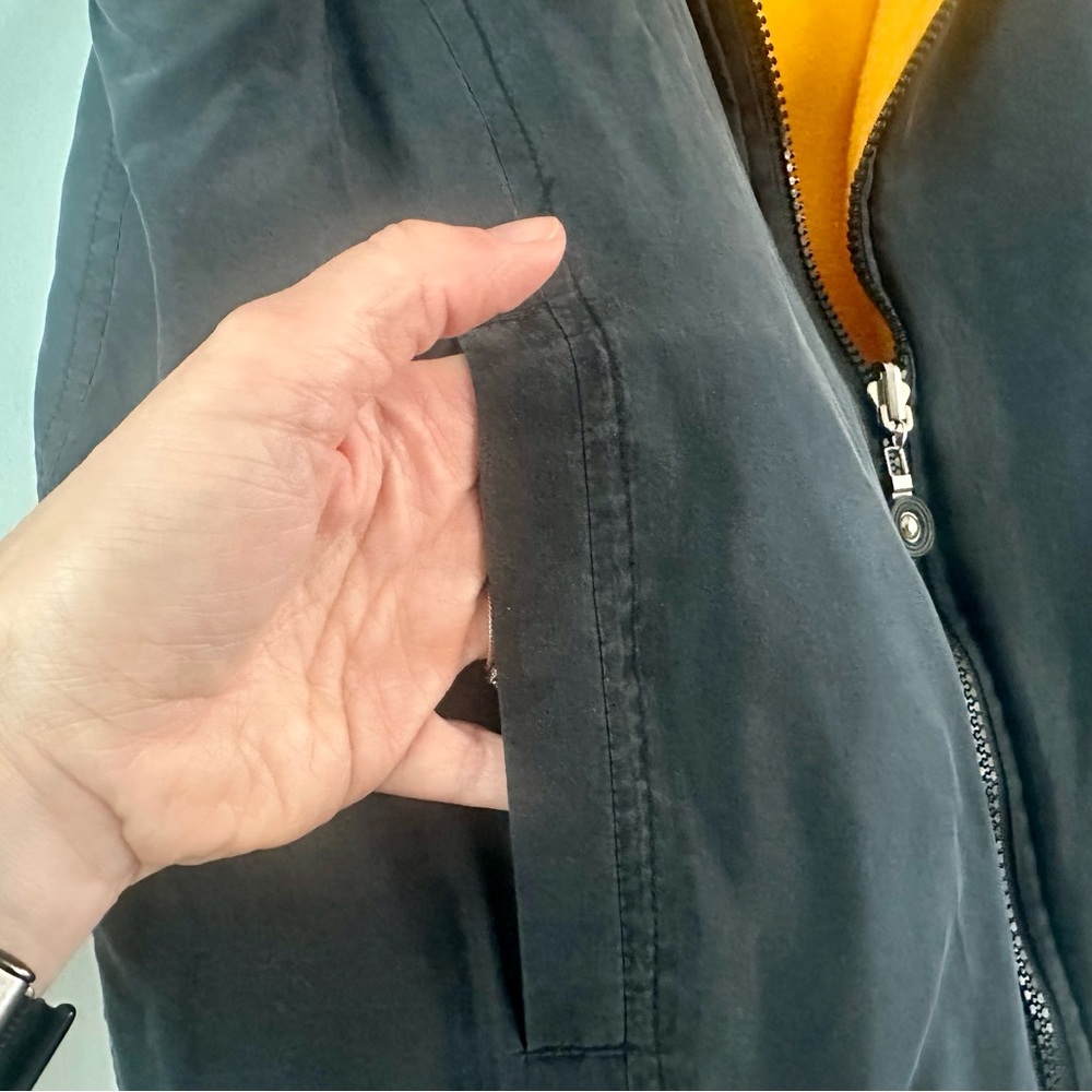 Reversible FU DA Sport vest with yellow fleece side & silk black reverse side - Picture 6 of 9